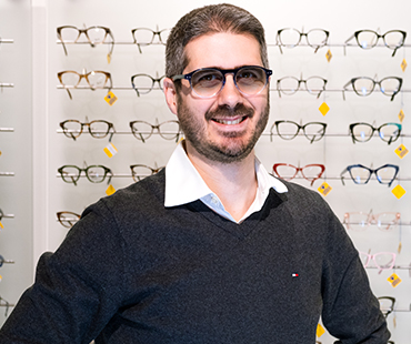 Andrea, ottico optometrista, nel centro ottico di Brandizzo