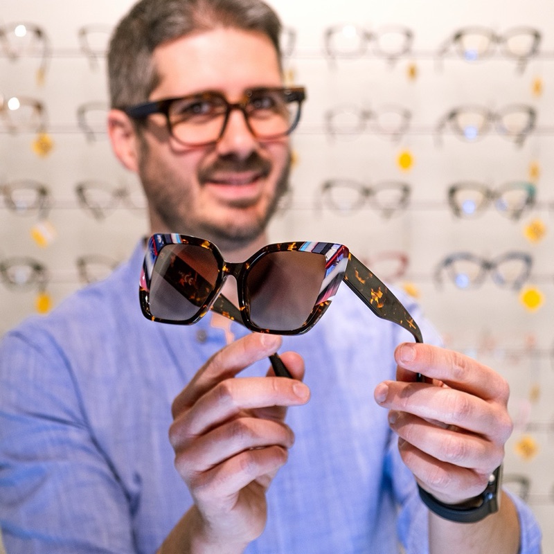 Ottico di Ottica Amica Brandizzo con un paio di occhiali da sole
